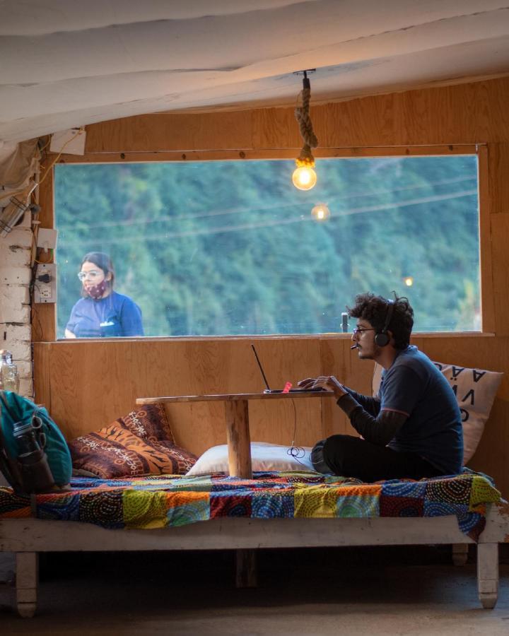 Young Monk Hostel & Cafe Old Manali ภายนอก รูปภาพ